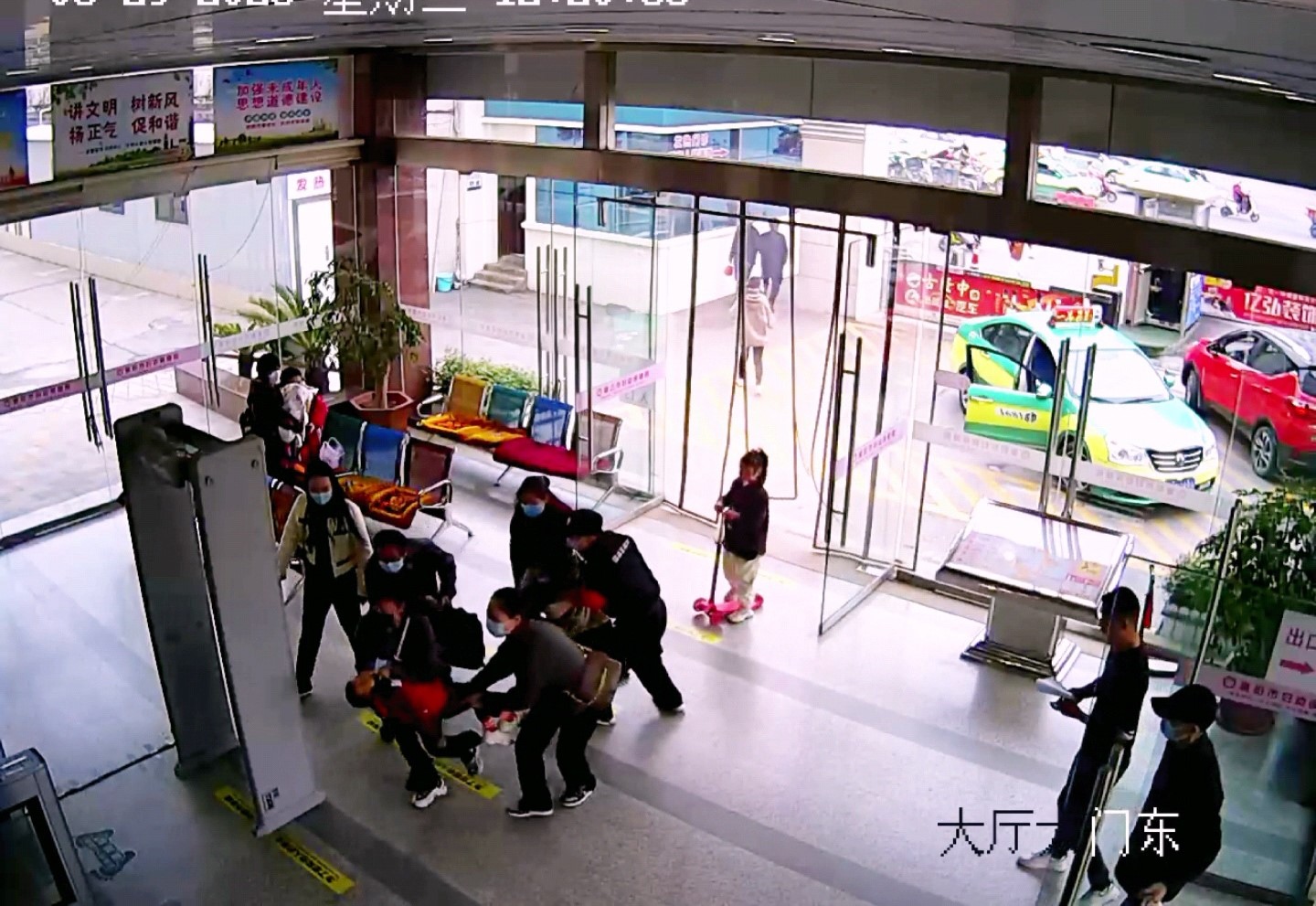 出租車(chē)上传来救命声，她一个箭步冲上前